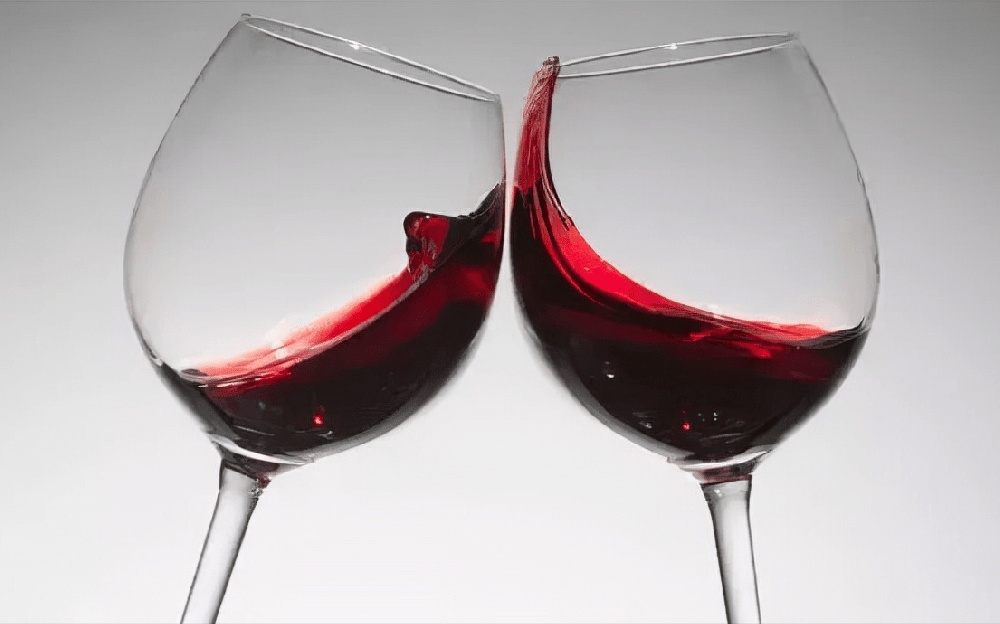 葡萄酒應(yīng)該怎樣搭配酒杯？